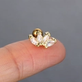 Goldener Kronen-Ohrknorpelstecker mit Zirkonia-Marquise-Schliff auf einer Fingerspitze - Vier Steine Fächer Marquise (CC105-2) / Gold