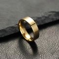 Bague anneau minimaliste en acier titane doré poli sur fond de pierre noire - 6 / 6mm / Or