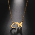 Gros plan du collier doré lettre C avec pendentif papillon sur un fond sombre texturé - Lettre C Or