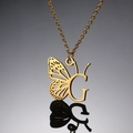 Gouden ketting met vlinder letter G hanger op een reflecterend oppervlak voor vrouwen - Letter G