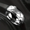 Anello da uomo in acciaio inossidabile nero spazzolato su sfondo di seta nera - Taglia 6 / Colore acciaio