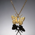 Detailopname van gouden vlinderhanger ketting met centraal letter V ontwerp - Letter V