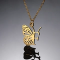 Detailopname van vergulde roestvrijstalen ketting met vlinder en letter F hanger - Letter F