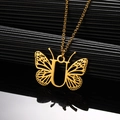 Macro-opname van gouden vlinderhanger met letter U detail aan een fijne ketting - Letter U