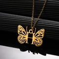 Detail van de gouden roestvrijstalen vlinder hanger ketting met de letter H ontwerp - Letter H