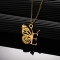Detail van gouden roestvrijstalen vlinderletter E-hanger aan een fijne O-schakelketting - Letter E