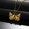 Detailopname van de gouden vlinder hanger letter M met fijne gravure aan de ketting - Letter M