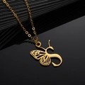 Gouden roestvrijstalen S-letter ketting met vlindervleugel hanger aan een fijne O-ketting - Letter S