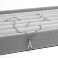 Collier minimaliste en acier inoxydable argenté avec pendentif lettre A sur présentoir - Style Lettre A (Argent A) / Argent