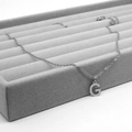 Polierte silberne Halskette aus Edelstahl mit Buchstaben-G-Anhänger auf Tablett - Buchstabe G Stil (Silber G)