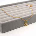Minimalistische Edelstahlkette mit G-Buchstaben-Anhänger in poliertem Gold-Finish und Karabiner - Buchstabe G Stil (Gold G)