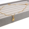 Minimalistische goldene Edelstahlkette mit einem polierten Buchstaben H Anhänger Design - Buchstabe H Stil (Gold H)
