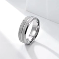 Anillo clásico de 8mm en acero inoxidable plateado con acabado mate y ranura pulida - Talla 6 / Plateado