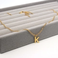 Elegante vergoldete Edelstahlkette mit dem Großbuchstaben K Anhänger auf Samt-Display - Buchstabe K Stil (Gold K)