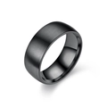 Détail macro d'une bague en titane noir 8mm avec finition brossée mate et bande intérieure polie - Chiffre 6 / Noir