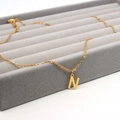 Elegante goldene Edelstahlhalskette mit einem 3D Buchstaben N Anhänger an der Kette - Buchstabe N Stil (Gold N)