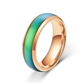 Bague thermochromique or rose avec insert changeant de couleur sur fond blanc - US 6 / Or rose