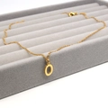 Minimalistische goldene Edelstahlkette mit einem markanten Großbuchstaben O Anhänger - Buchstabe O Stil (Gold O)