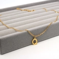Minimalistische goldene Edelstahlkette mit einem polierten Großbuchstaben Q Anhänger - Buchstabe Q Stil (Gold Q)