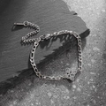 Armband aus 304 Edelstahl Figaro-Kette mit Keltenknoten-Anhänger auf Steinuntergrund - Silber