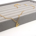 Goldene Edelstahl-Halskette mit poliertem Großbuchstaben-V-Anhänger an einer feinen Kette - Buchstabe V Style (Gold V)