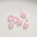 Détail macro de perles tulipes roses translucides au fini irisé pour bijoux DIY - Rose Perlé