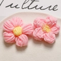 Dettaglio di due fiori all'uncinetto rosa e gialli per lavori fai da te e accessori - Stile Rosa