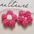 Dettaglio di fiori all'uncinetto rosa e bianchi fatti a mano per accessori fai-da-te - Stile Magenta