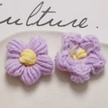Dettaglio macro di un fiore all'uncinetto fatto a mano in viola e giallo per il fai-da-te - Stile Lavanda