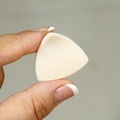 Primer plano de borla de maquillaje triangular beige con suave textura de terciopelo - 1 Pieza / Beige