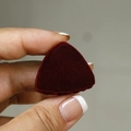 Primer plano de una pequeña pinza de pelo triangular en terciopelo rojo oscuro flocado - 1 Pieza / Rojo