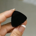 Primer plano de una pequeña pinza de pelo triangular negra con textura de terciopelo - 1 Pieza / Negro