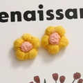Dettaglio di piccoli fiori all'uncinetto gialli con cuore rosa per gioielli fai-da-te - Giallo