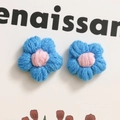 Dettaglio di due fiori all'uncinetto fatti a mano blu e rosa per accessori fai da te - Blu