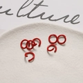 Dettaglio macro di anellini aperti laccati rossi per accessori per gioielli fai-da-te - Rosso