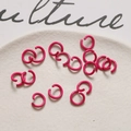 Dettaglio degli anelli aperti in metallo laccato rosa per creazione gioielli DIY - Rosa Rossa