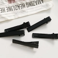 Primer plano de pinzas para el cabello de metal negro de 4 cm para peinados DIY - Negro
