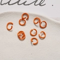 Dettaglio di anellini aperti arancioni da 8 mm per gioielli fai-da-te e portachiavi - Arancione