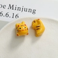 Detail of two yellow ceramic cat charms with hand-painted stripes for DIY jewelry crafts - Cat (82#) / 1 Piece / Orange