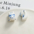 Macro shot of cute white ceramic cat charms with blue details on a white plate - Cat (83#) / 1 Piece / Blue