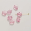 Vue détaillée des perles tulipes en verre rose avec tiges dorées pour bijoux artisanaux - Rose Rose Foncé