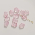 Gros plan de perles tulipes en verre rose poudré d'or pour la création de bijoux - Rose Rose Clair
