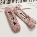 Dettaglio delle mollette per capelli in pizzo rosa con trama fine del tessuto e clip - Rosa