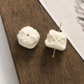 Dettaglio macro di perline intagliate a testa di leone bianco con fori per gioielli - 1 Pezzo / Bianco