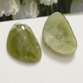 Dettaglio di gocce in resina marmorizzata verde per gioielli DIY e accessori per capelli - 1 Pezzo / Verde