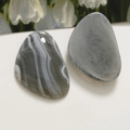 Dettaglio di ciondoli in resina lucida con effetto fumo e venature grigio marmo - 1 Pezzo / Grigio