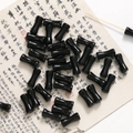 Dettaglio macro di perle nere lucide a forma di bambù per gioielli fai-da-te e bracciali - 1 Pezzo / Nero