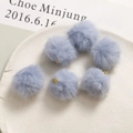 Dettaglio di sei ciondoli pompon lilla in peluche con anelli d'oro per gioielli fai da te - Lavanda