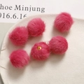 Dettaglio di ciondoli a pompon di peluche rosso rosa con anelli in metallo dorato per fai da te - Rosa Rossa