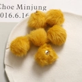 Cinque ciondoli a pompon in peluche giallo con passanti in metallo per creazione di gioielli - Curcuma